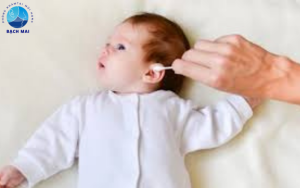 Làm sạch tai đúng cách cho trẻ nhỏ và người cao tuổi: Chia sẻ từ gia đình nhỏ và lời khuyên chuyên gia Làm sạch nhẹ nhàng với trẻ nhỏ
